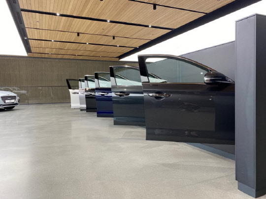 제네시스 수지 2층에 배치된 G70 도어.<장우진 기자>